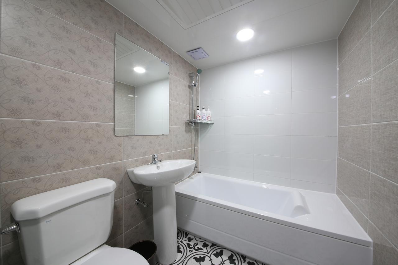 كومي Art Hotel المظهر الخارجي الصورة
